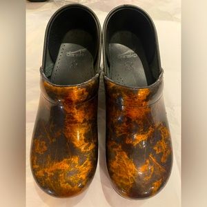 Dansko Clogs Goldleaf pattern